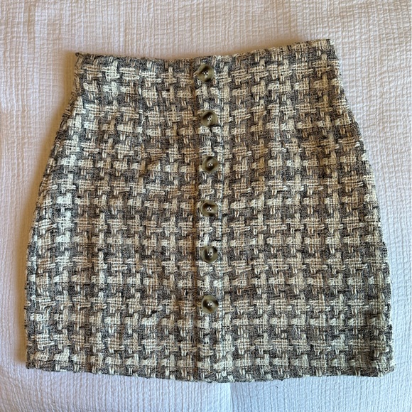 Pink Lilly: Caitlin Covington Collect - The Mimi Button Front Tweed Skirt Grey - Picture 2 of 4